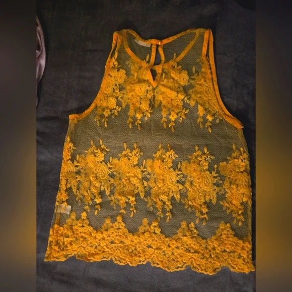 Vibrant Lace Sleeveless Blouse - Picture 3 of 4